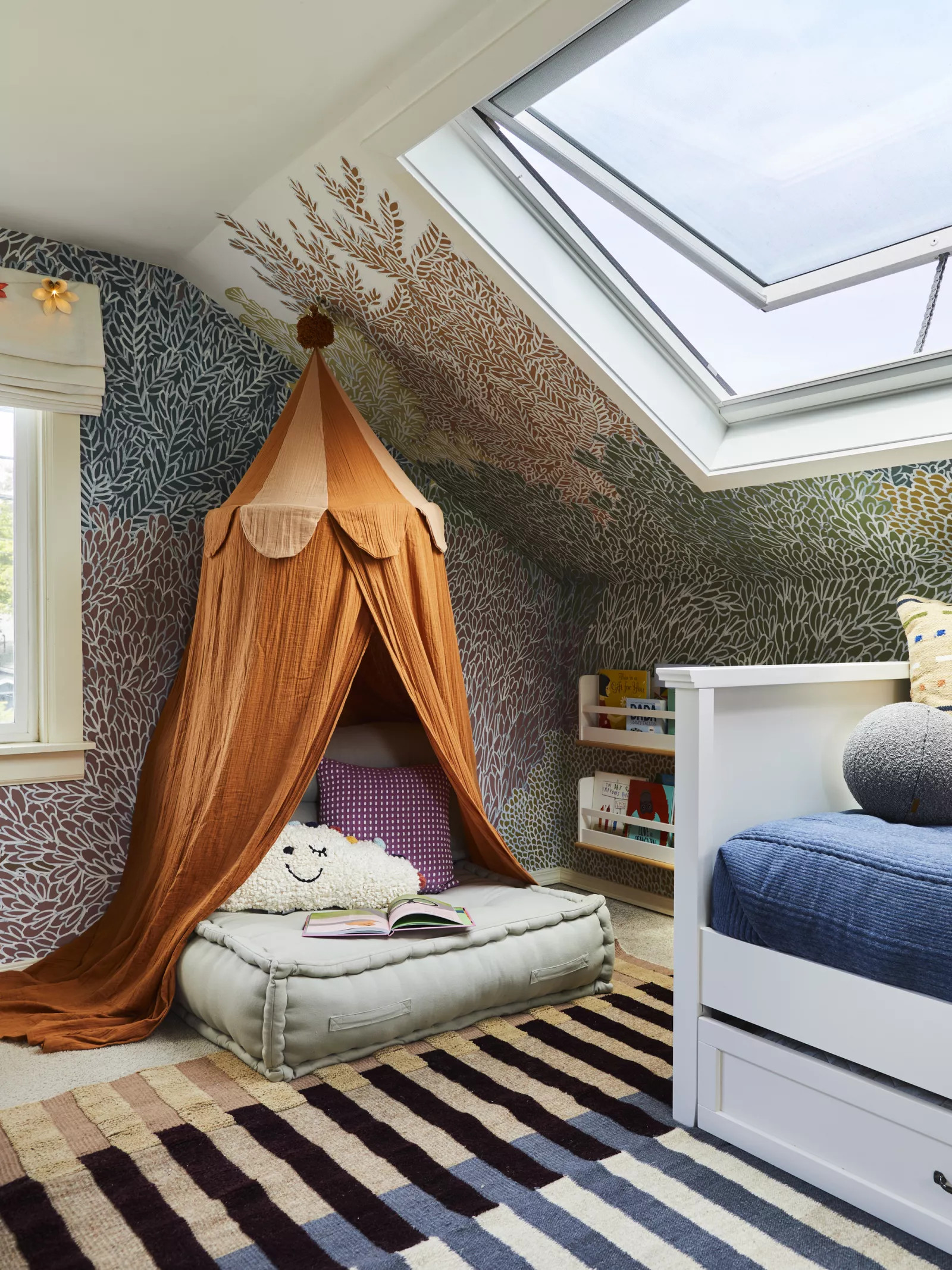 chambre enfant mansardée avec papier-peint chambre enfant mansardée avec papier-peint