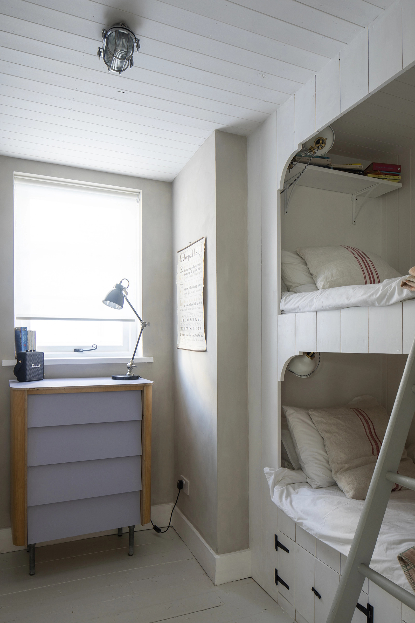 chambre lits superposés murs lambris blancs chambre lits superposés murs lambris blancs