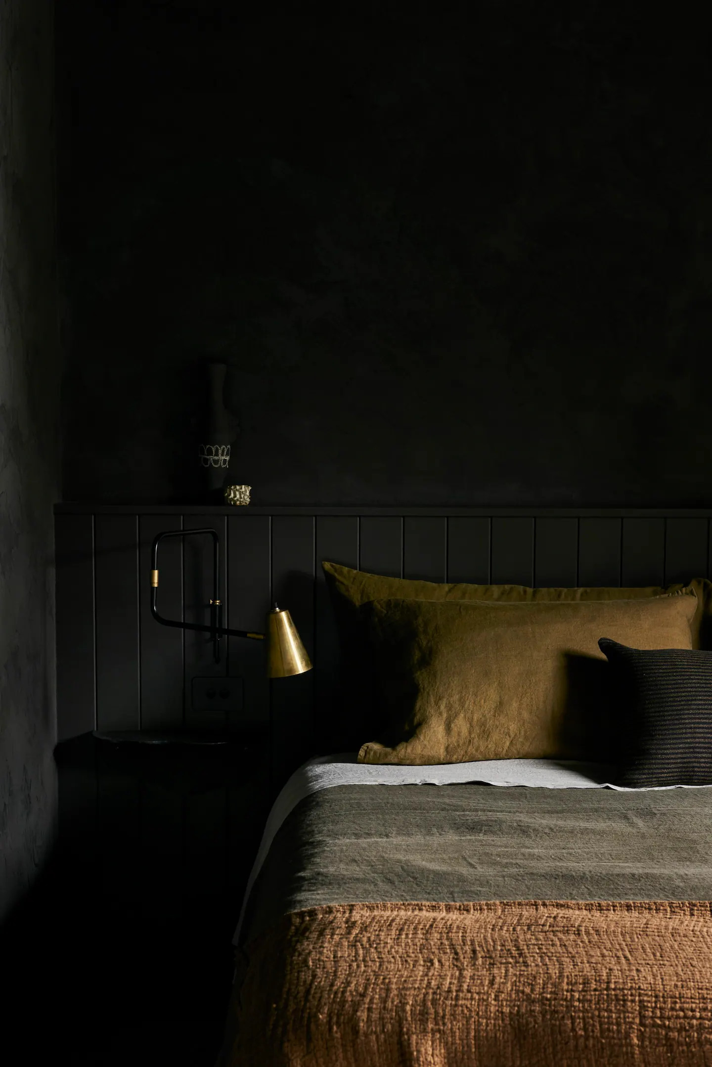 chambre murs noirs maison australie Airbnb