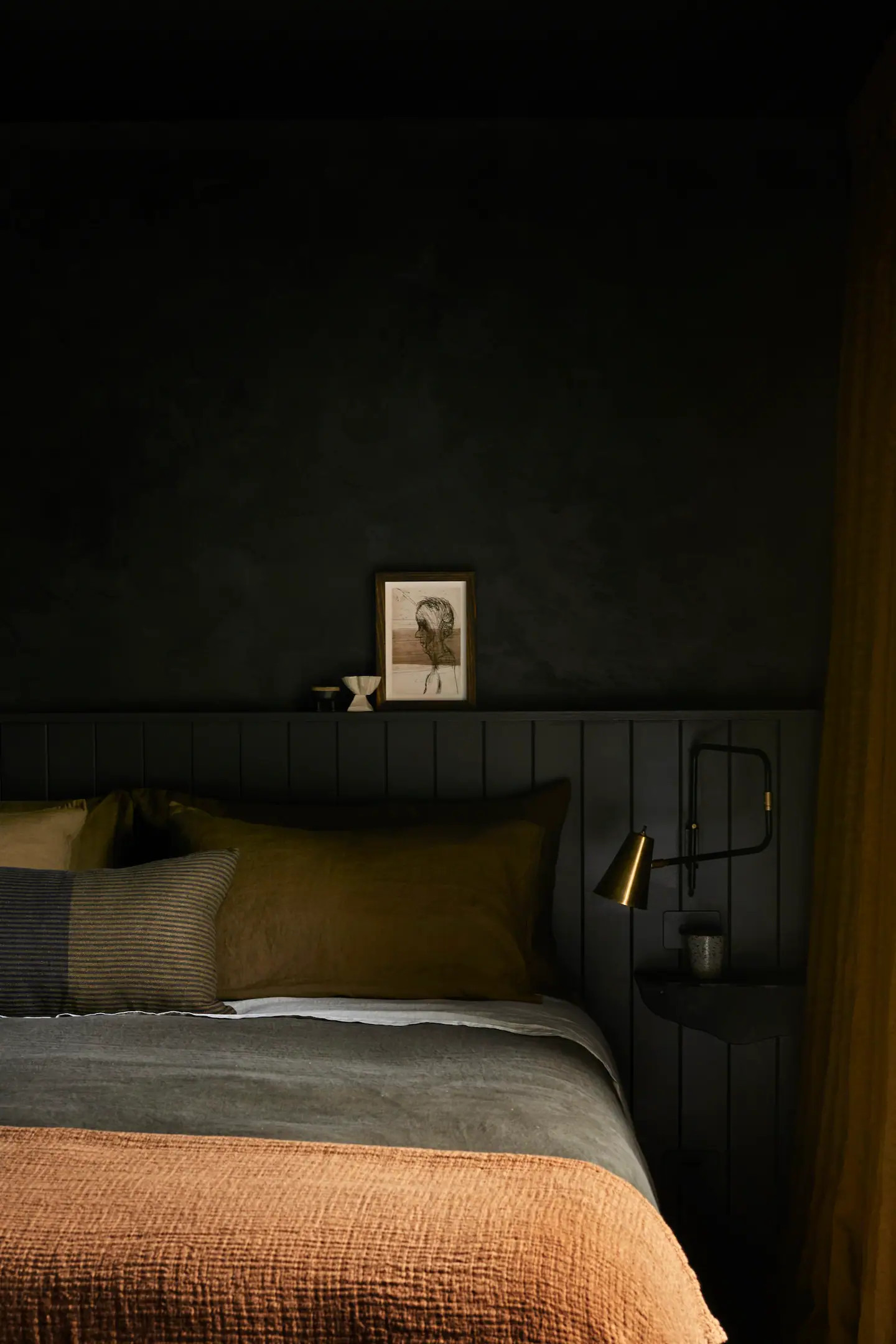 chambre murs noirs maison australie Airbnb