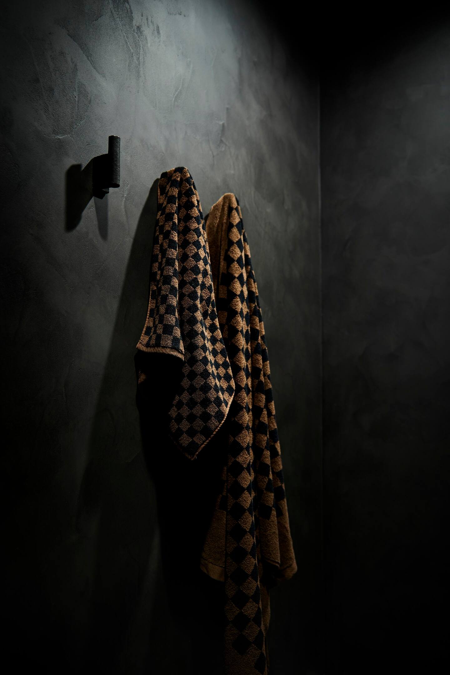 salle de bain mur noirs