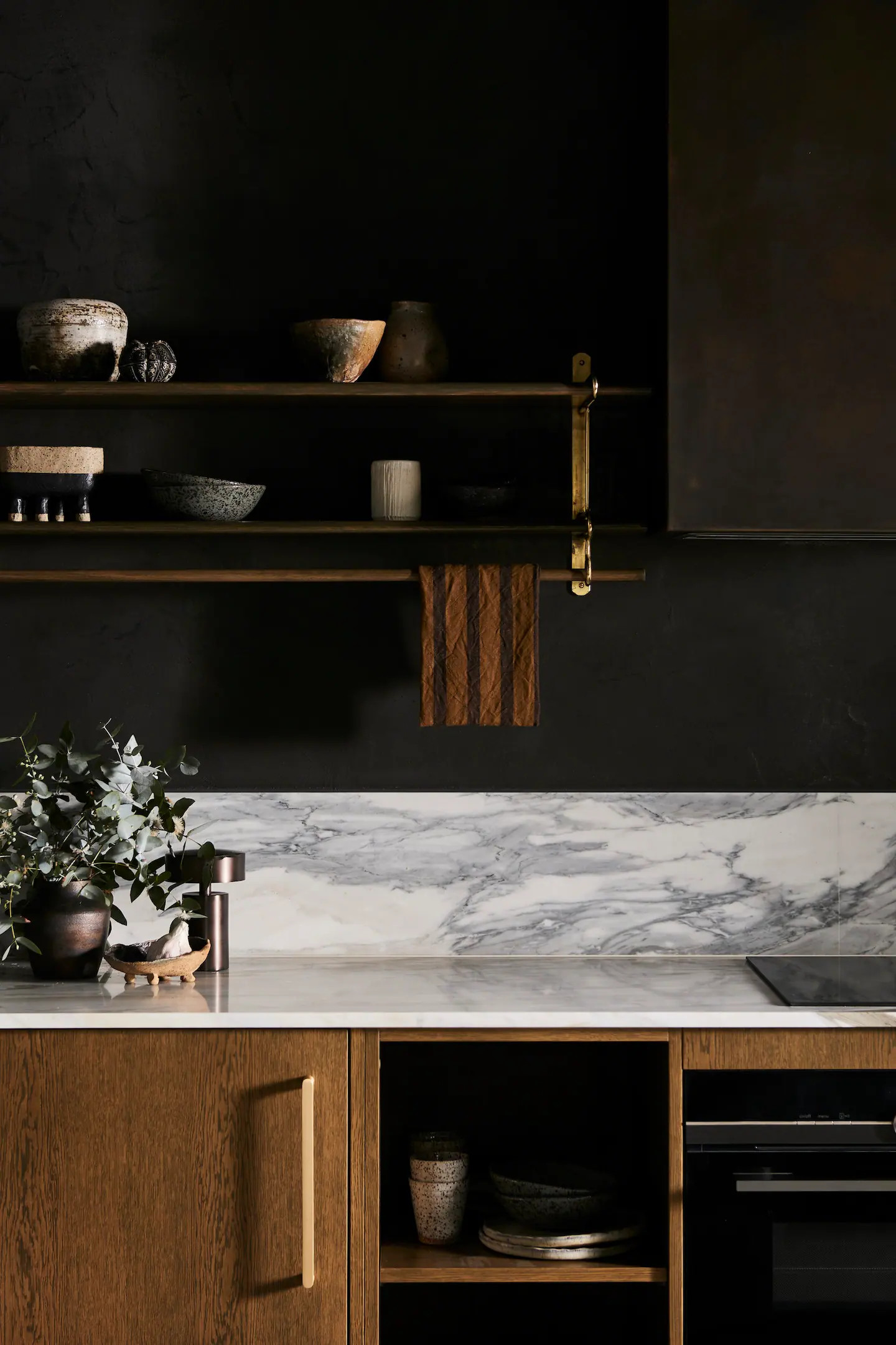cuisine bois murs noirs maison australie Airbnb