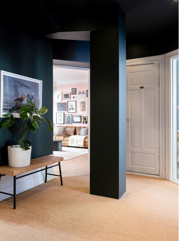 entrée gris sombre avec pilier central décoration scandinave