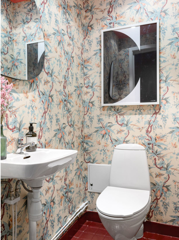 toilettes avec papier-peint
