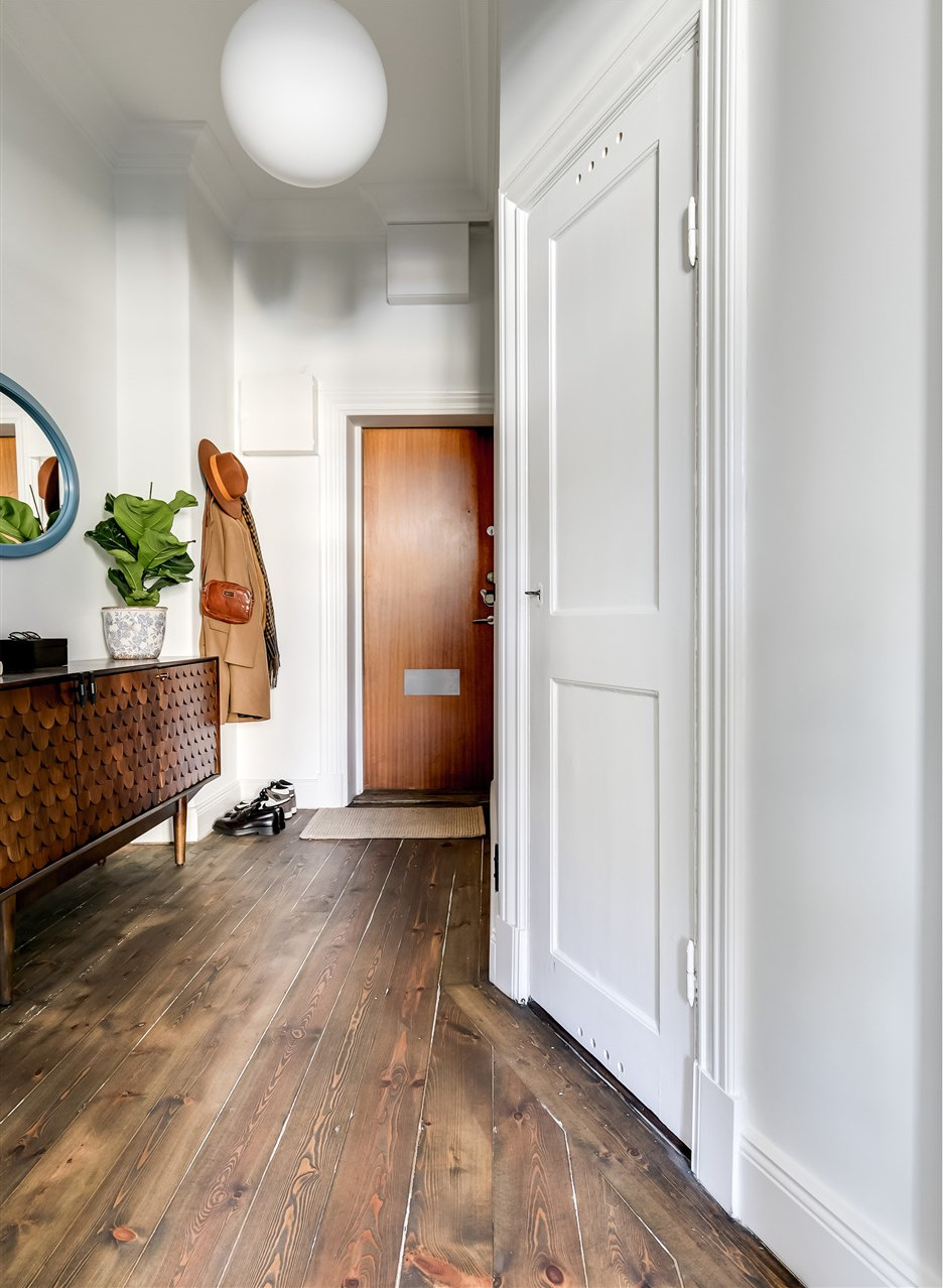 entrée avec parquet studio rénové entrée avec parquet studio rénové