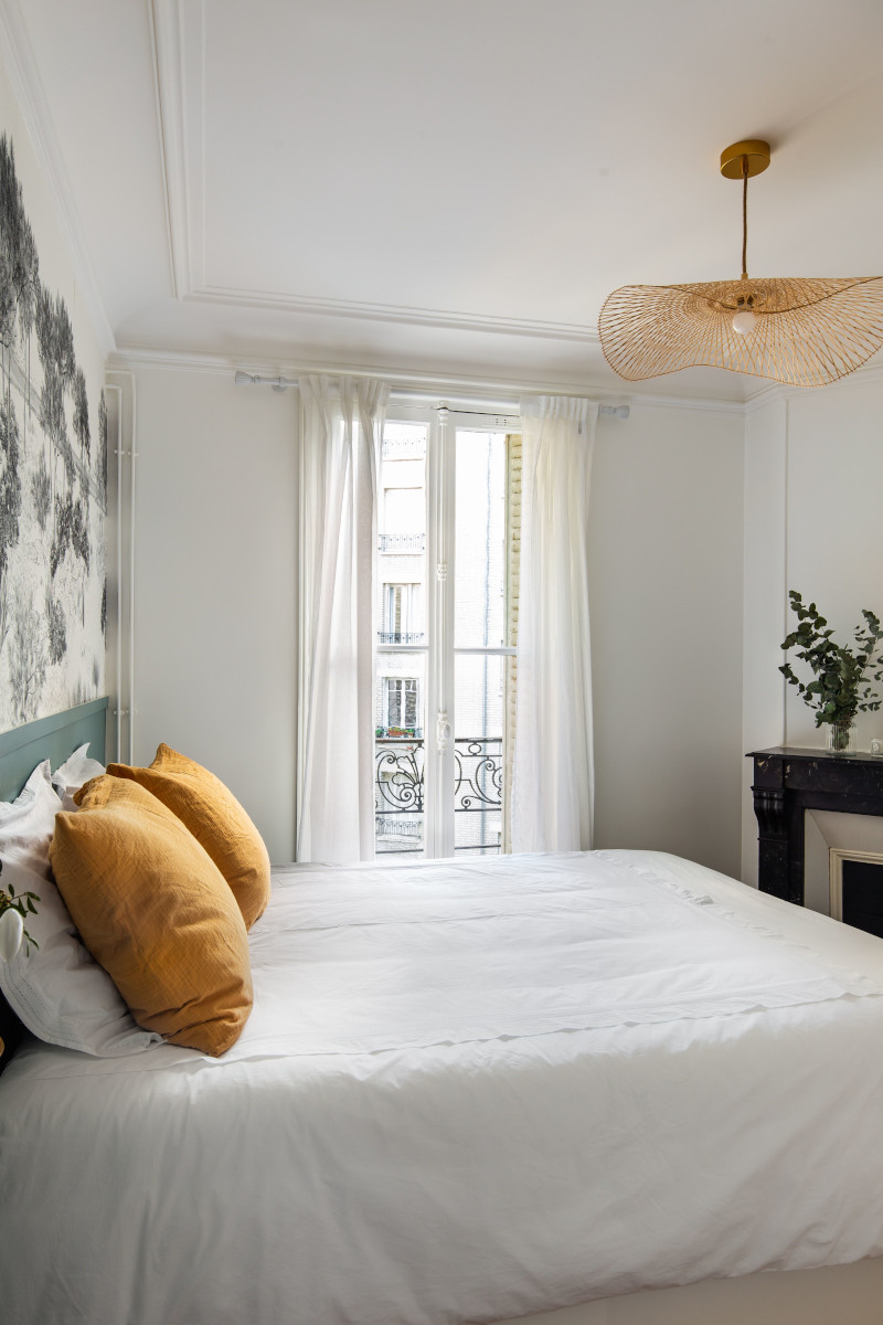 chambre avec papier-peint Isidore Leroy appartement Paris 55m2 chambre avec papier-peint Isidore Leroy appartement Paris 55m2