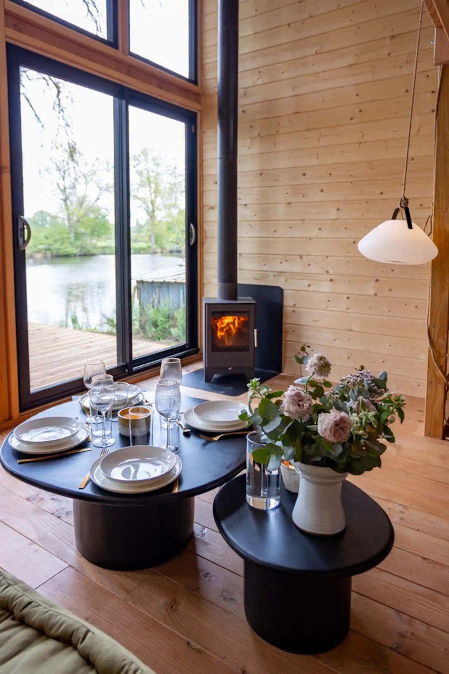 salon avec poêle à bois mini maison en bois cabane Shelta salon avec poêle à bois mini maison en bois cabane Shelta