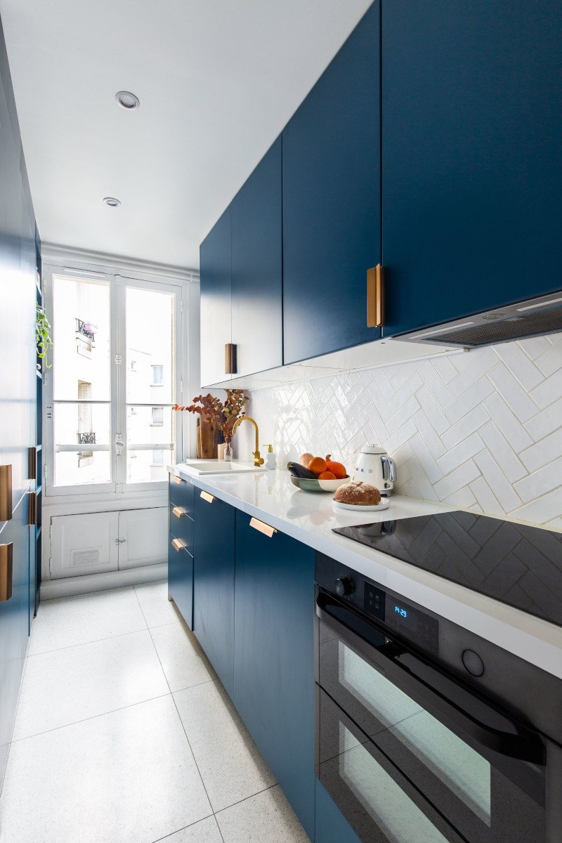 cuisine bleue rénovée appartement Paris 55m2 cuisine bleue rénovée appartement Paris 55m2