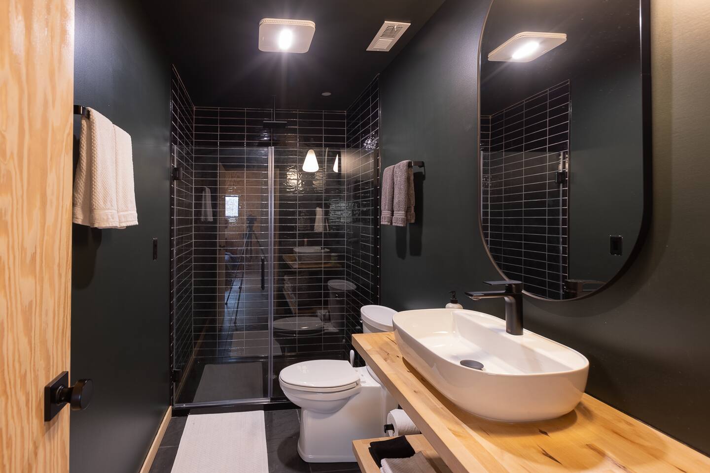 salle de bain noire et bois salle de bain noire et bois