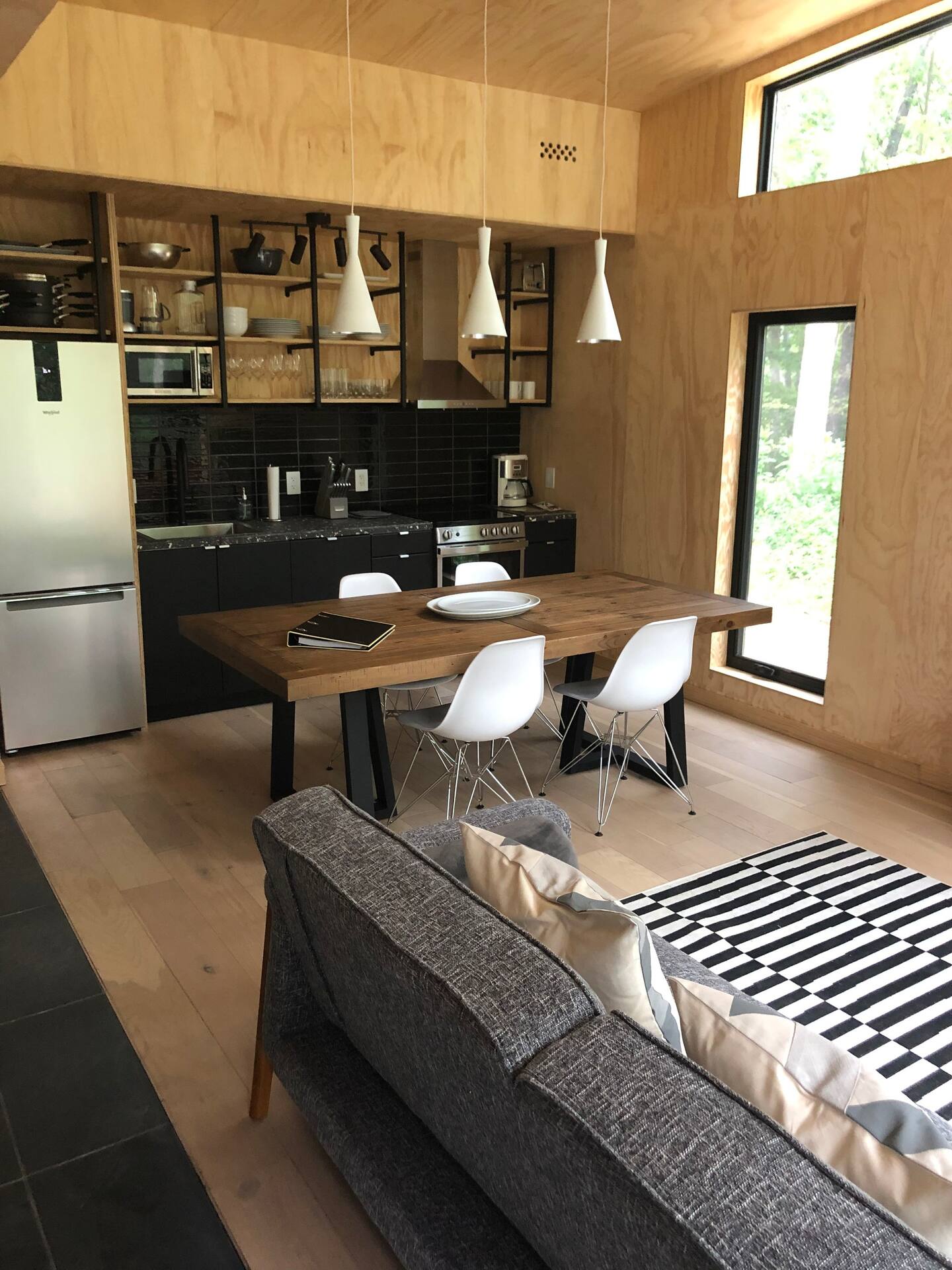 cuisine design noire dans maison en bois cuisine design noire dans maison en bois