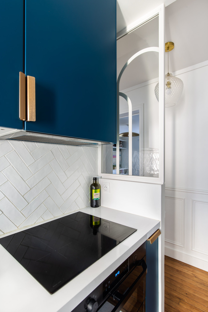 cuisine bleue rénovée appartement Paris 55m2 cuisine bleue rénovée appartement Paris 55m2