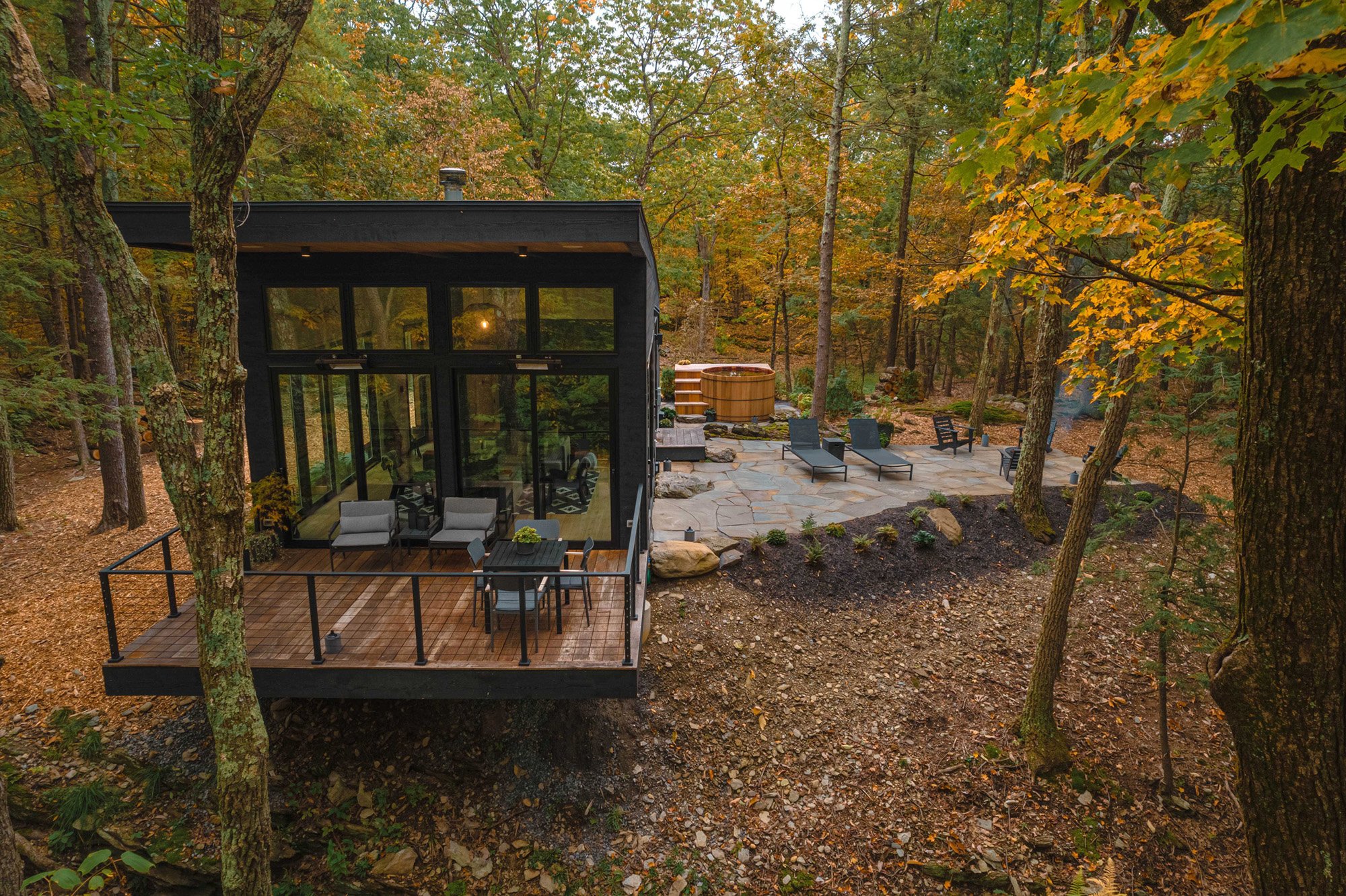 maison en bois noir avec terrasse