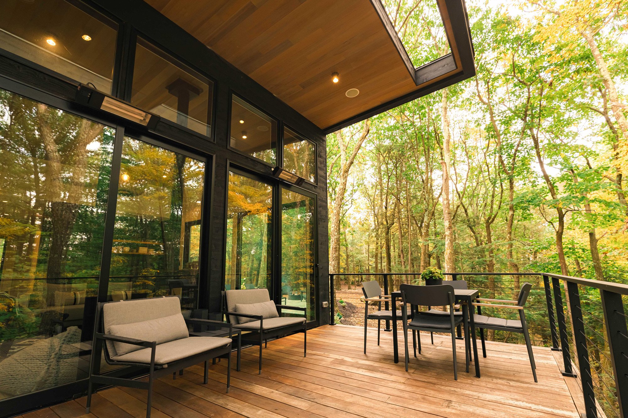 maison en bois noir avec terrasse