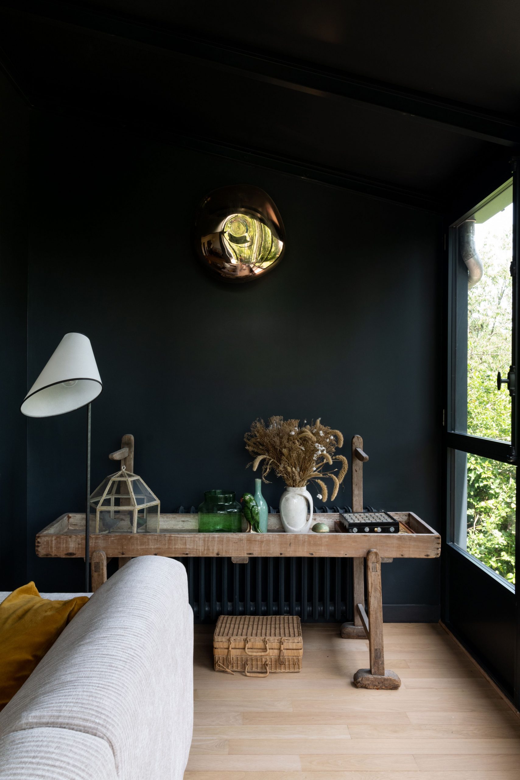 salon maison rénovée Paris par Camille Hermand