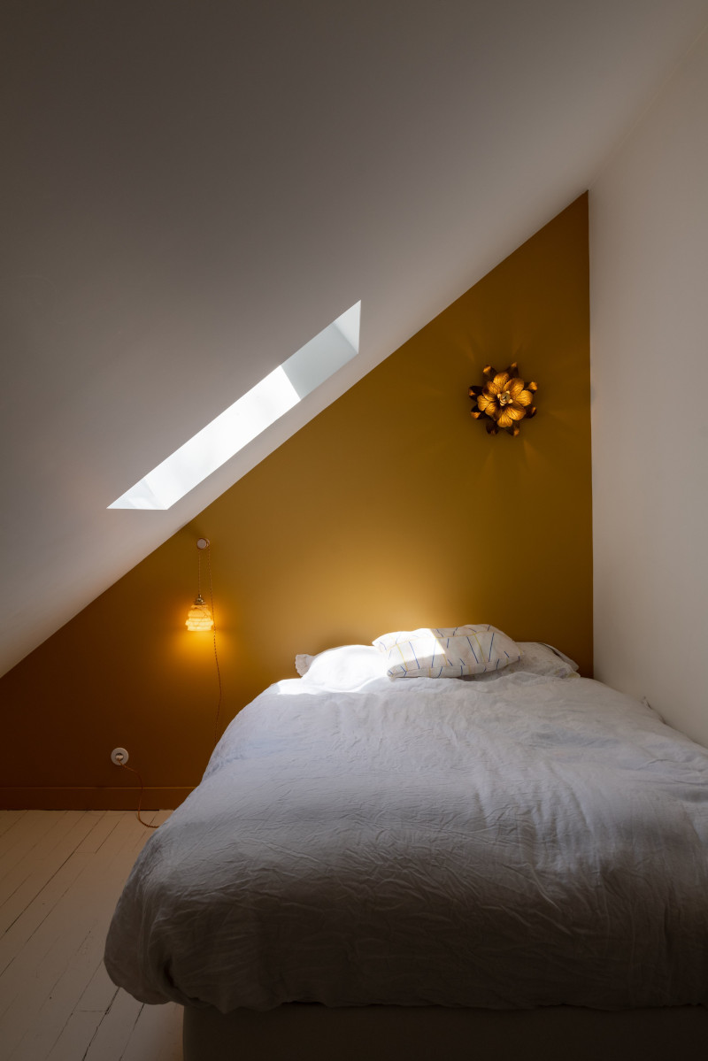 chambre mansardée jaune