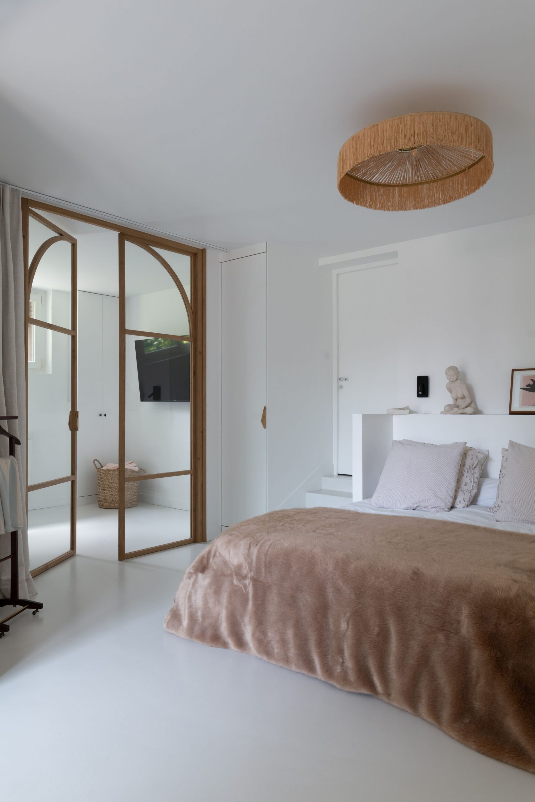 chambre parentale maison rénovée Paris par Camille Hermand