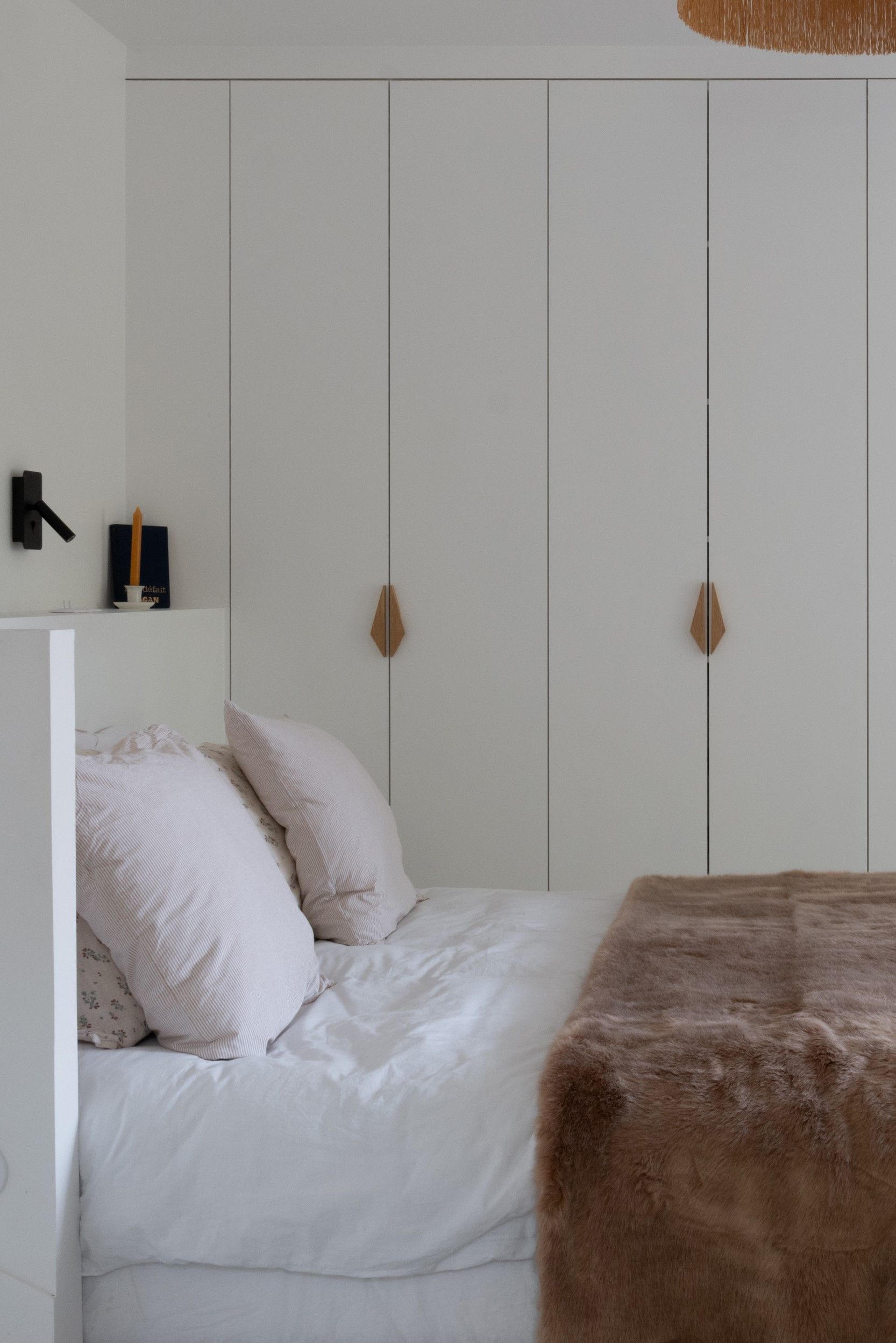 chambre parentale maison rénovée Paris par Camille Hermand