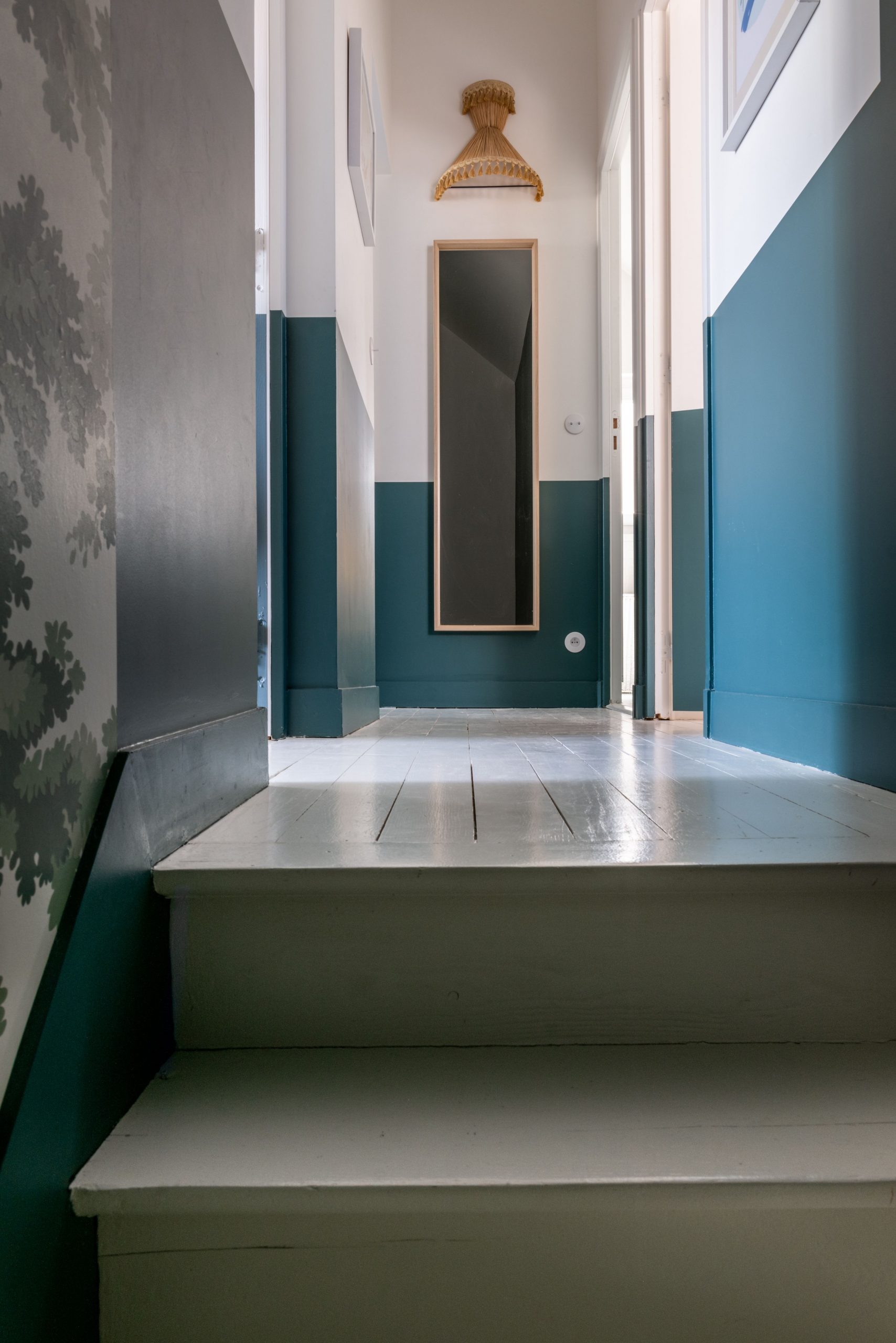 couloir bleu et blanc