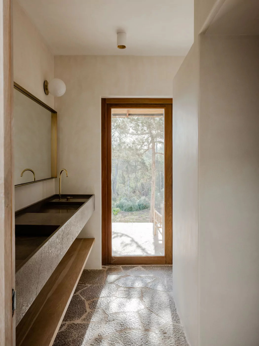 salle de bain design béton et pierre