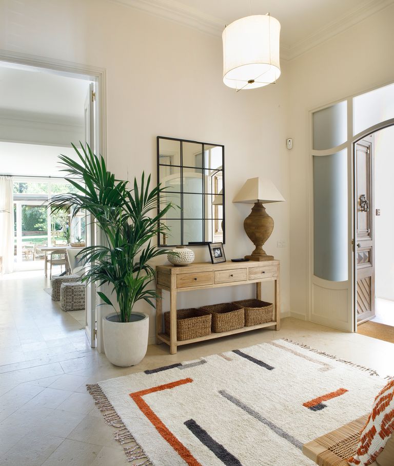 entrée avec console et miroir décoration contemporaine