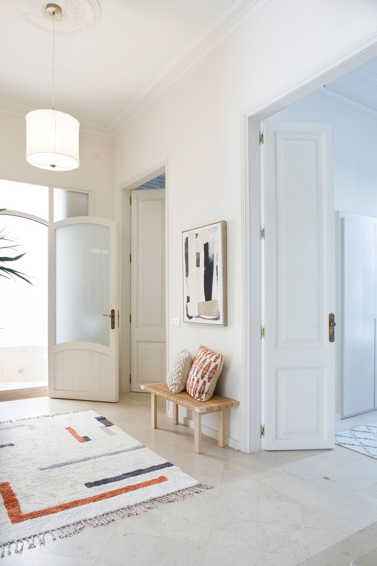 entrée avec banc décoration contemporaine