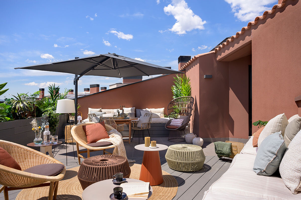 terrasse en plein ciel aménagée comme un salon