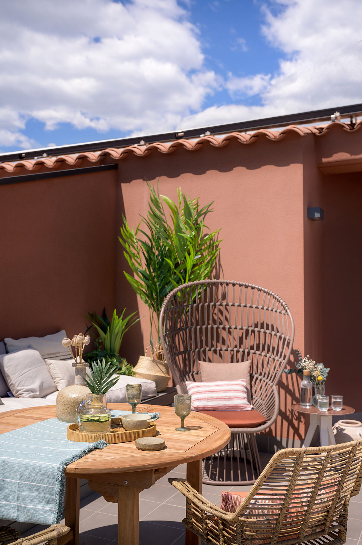 terrasse en plein ciel aménagée comme un salon
