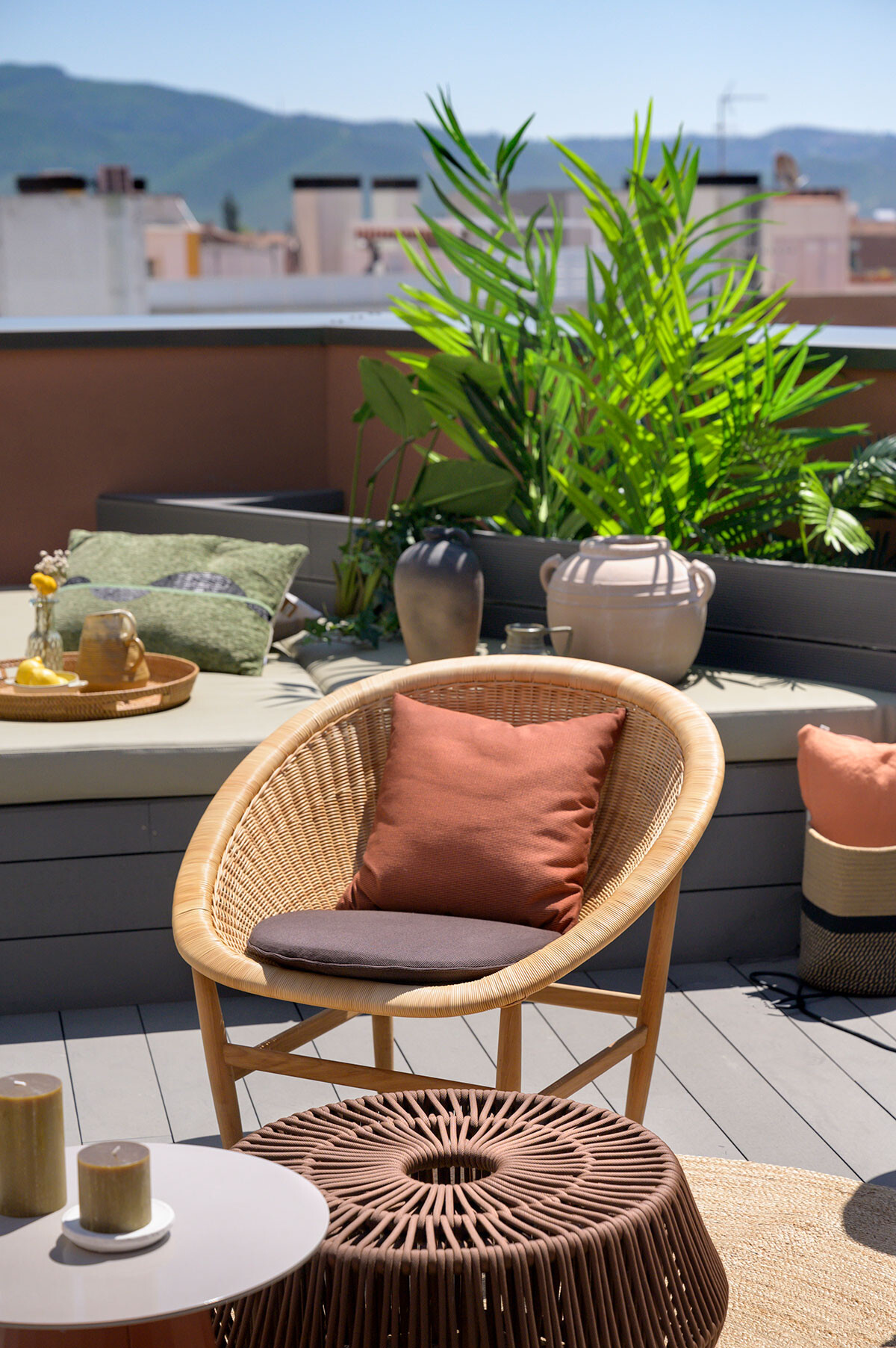 terrasse en plein ciel aménagée comme un salon