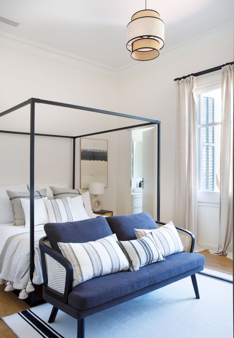 chambre avec lit à baldaquin décoration contemporaine bleue