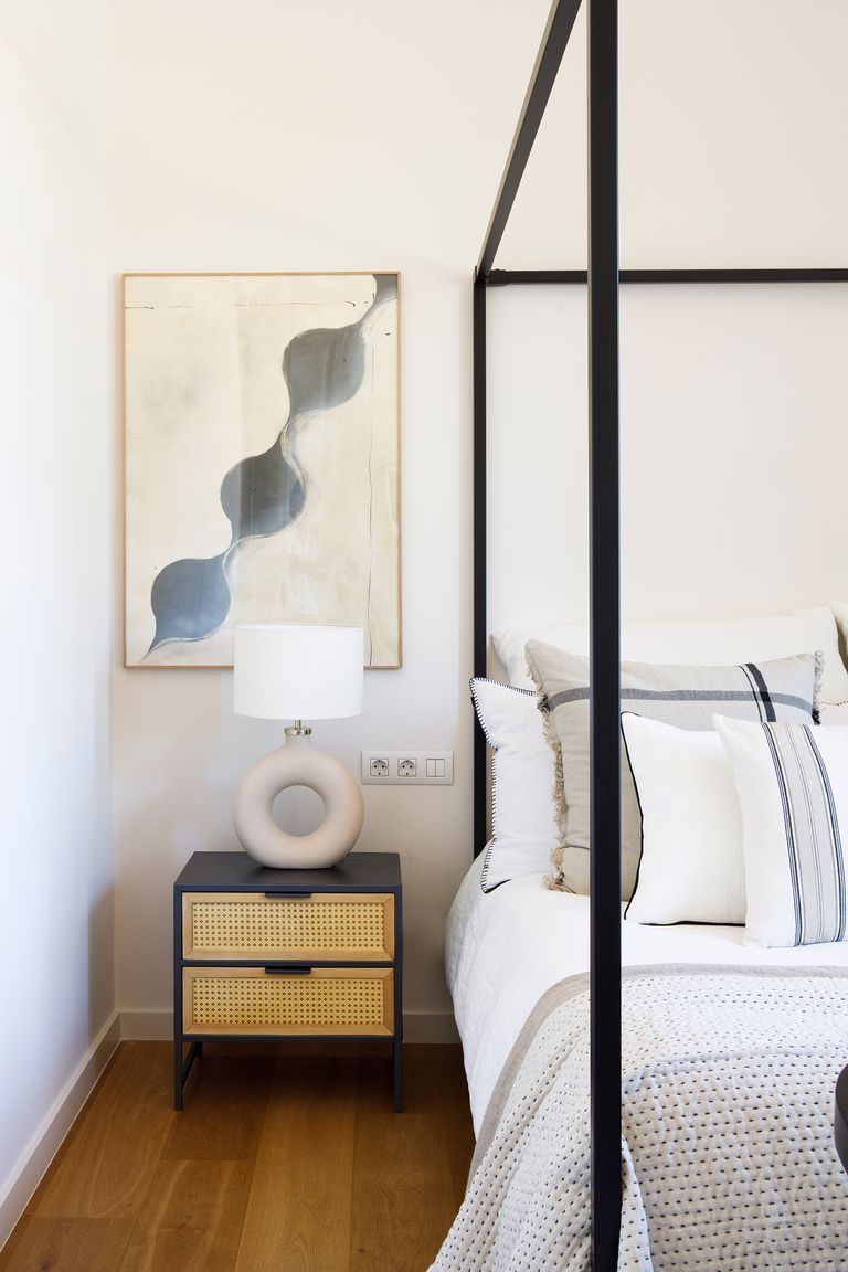 chambre avec lit à baldaquin décoration contemporaine bleue