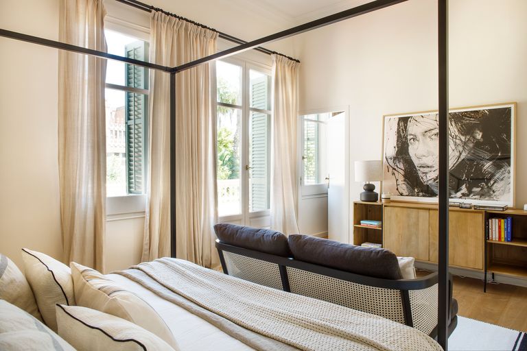 chambre avec lit à baldaquin décoration contemporaine bleue
