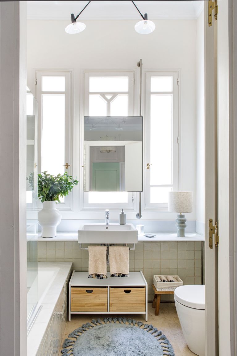 salle de bain avec fenêtre
