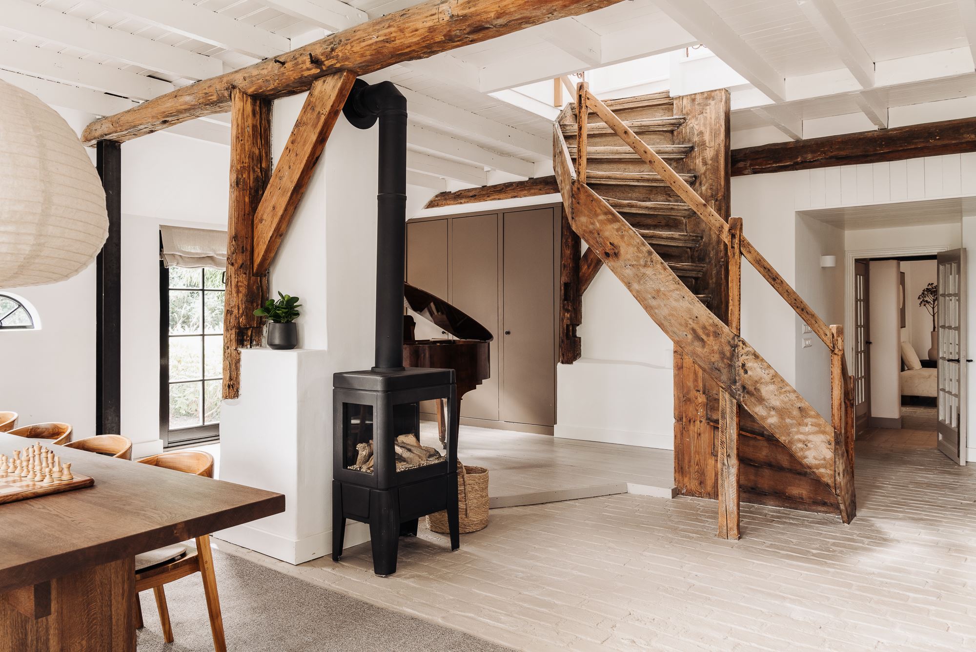 salon avec poêle et escalier en bois ancien salon avec poêle et escalier en bois ancien