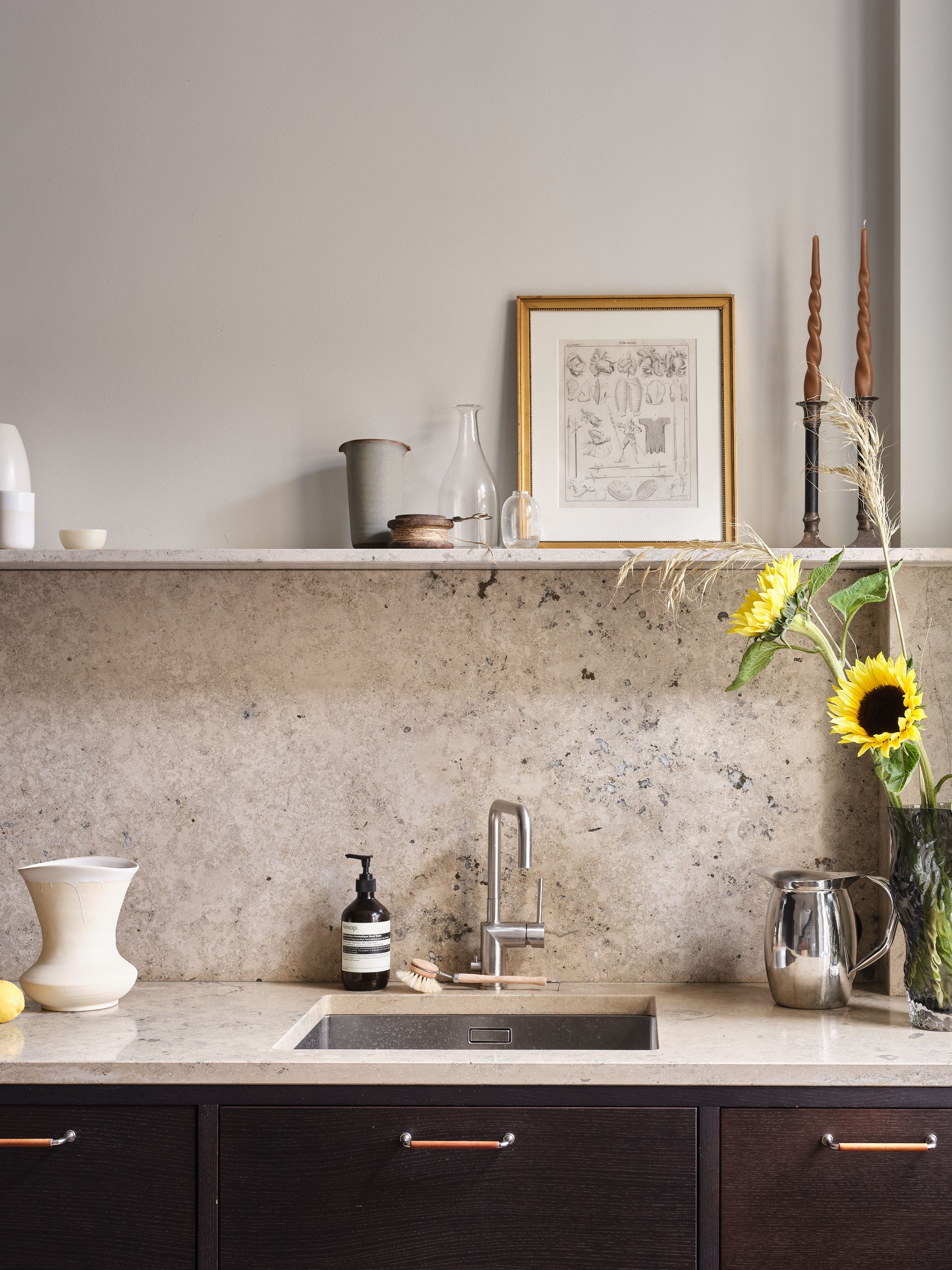 cuisine ouverte design bois sombre et terrazzo cuisine ouverte design bois sombre et terrazzo