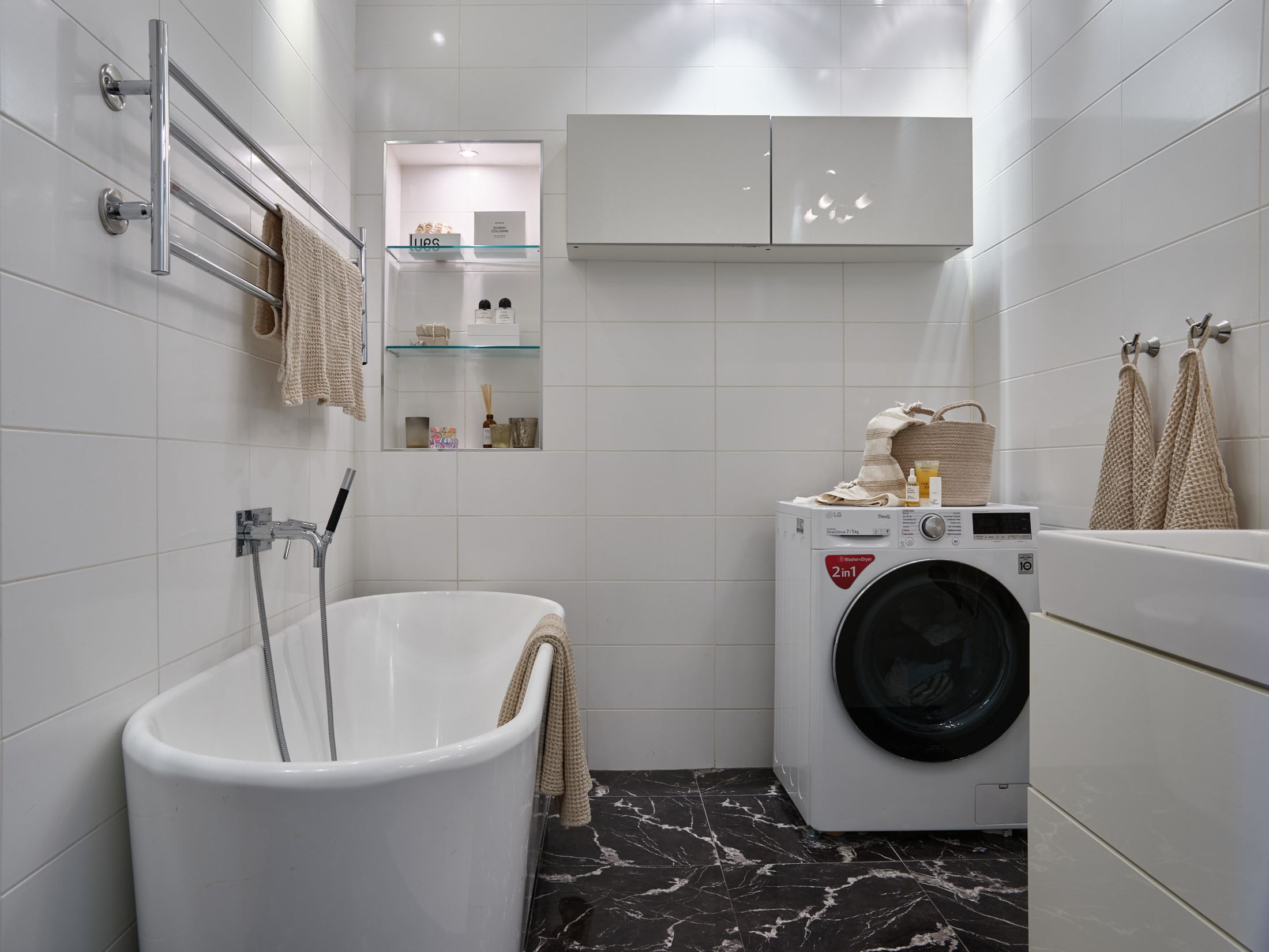 salle de bain design avec baignoire îlot