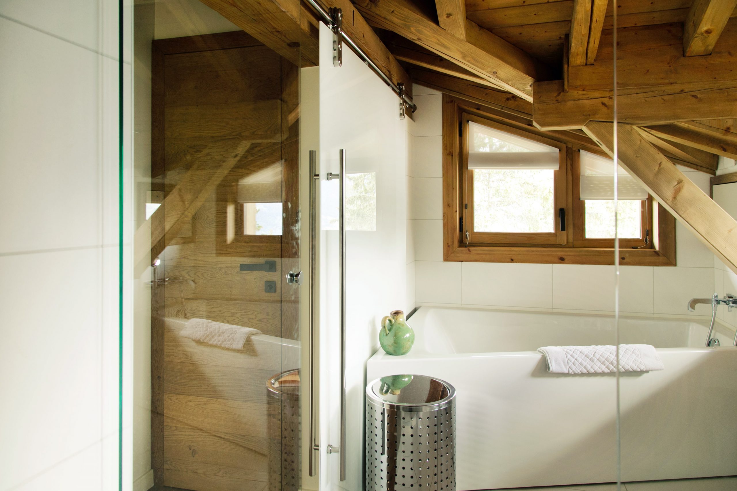salle de bain avec poutres 1550 Courchevel par Iconic House