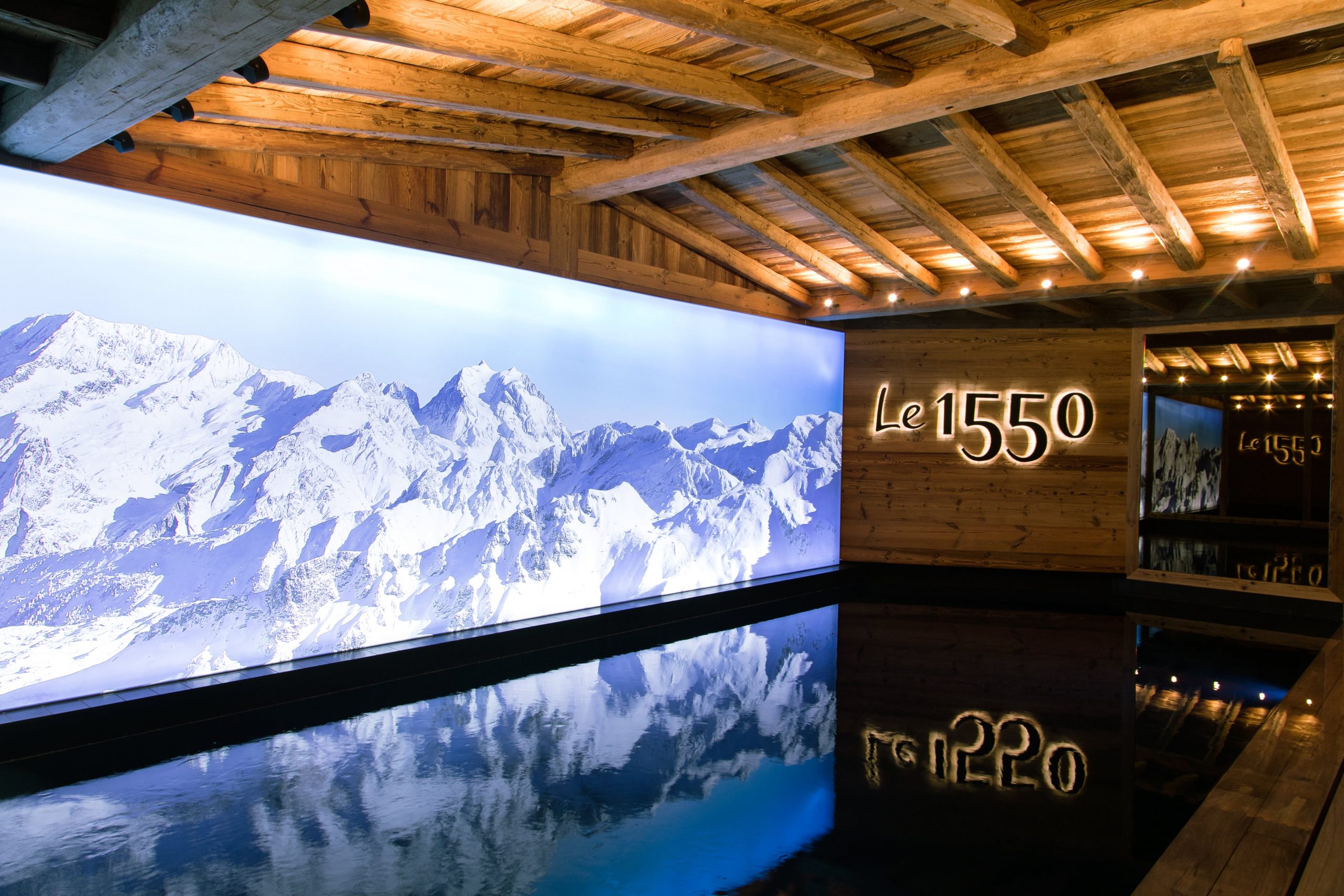 piscine intérieure chalet design 1550 Courchevel par Iconic House