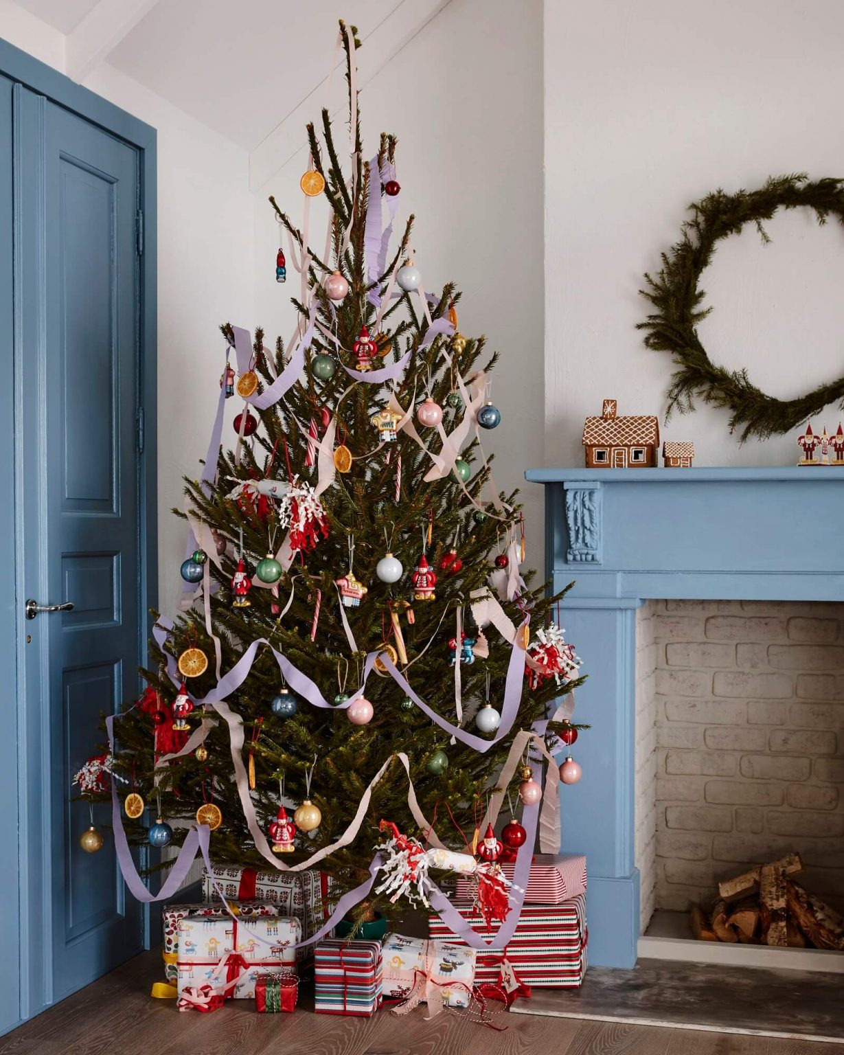 sapin avec cheminée bleue