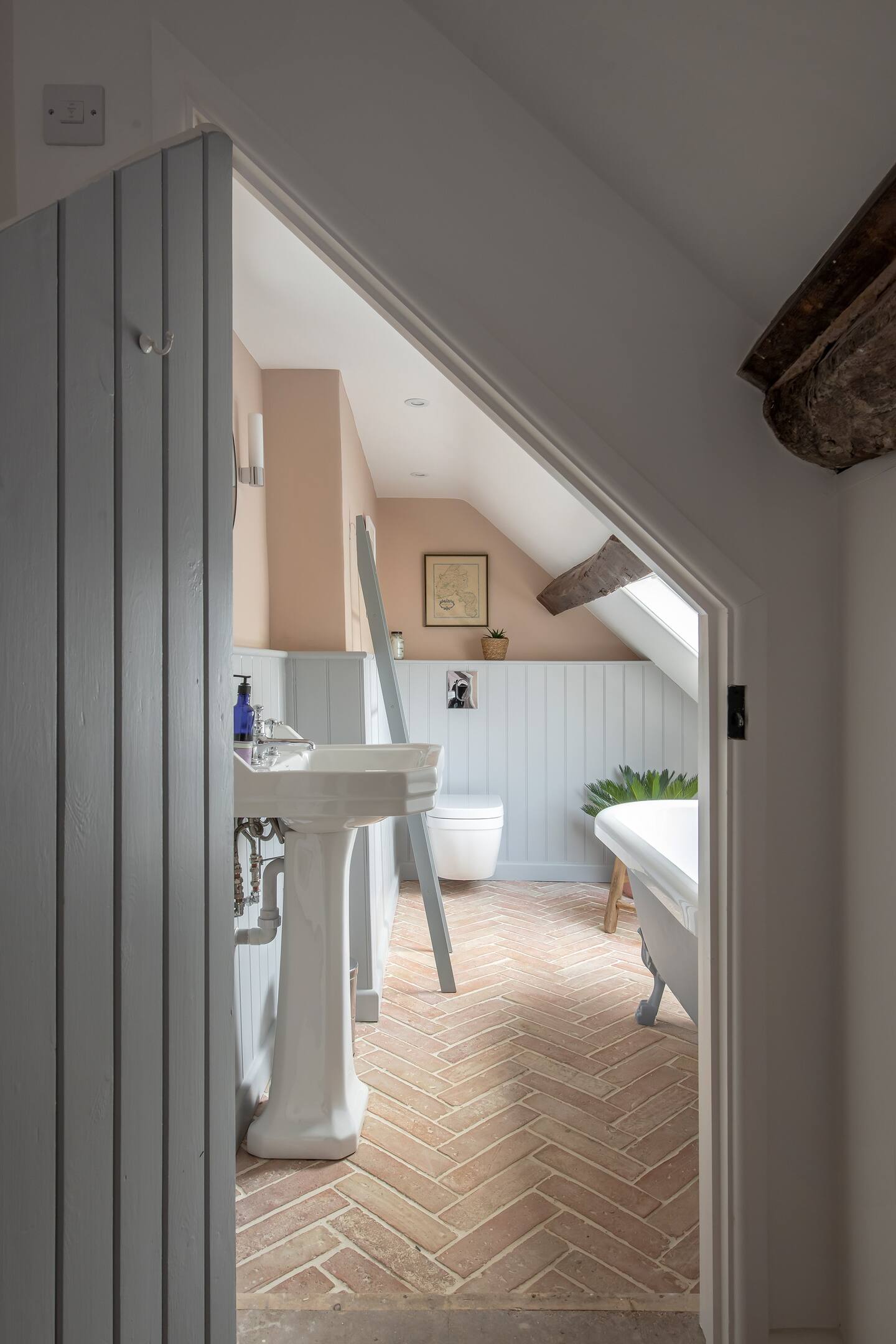salle de bain rétro mansardée salle de bain rétro mansardée