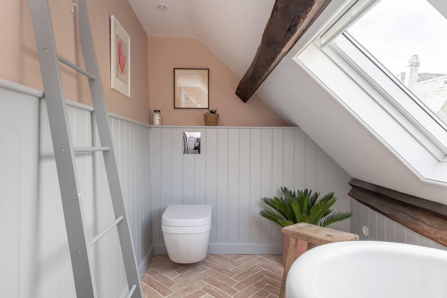 salle de bain rétro mansardée salle de bain rétro mansardée
