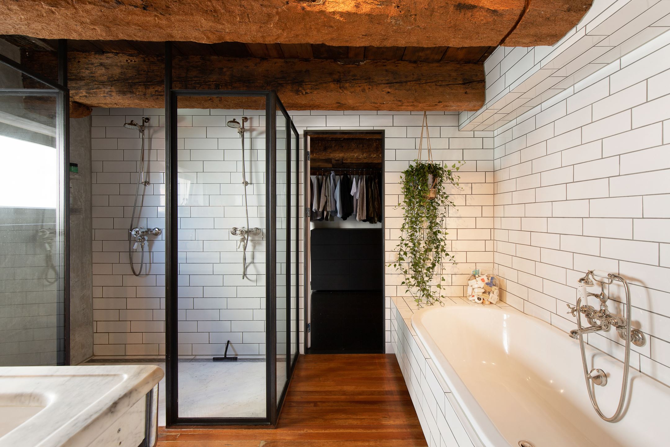 salle de bain avec poutres anciennes salle de bain avec poutres anciennes