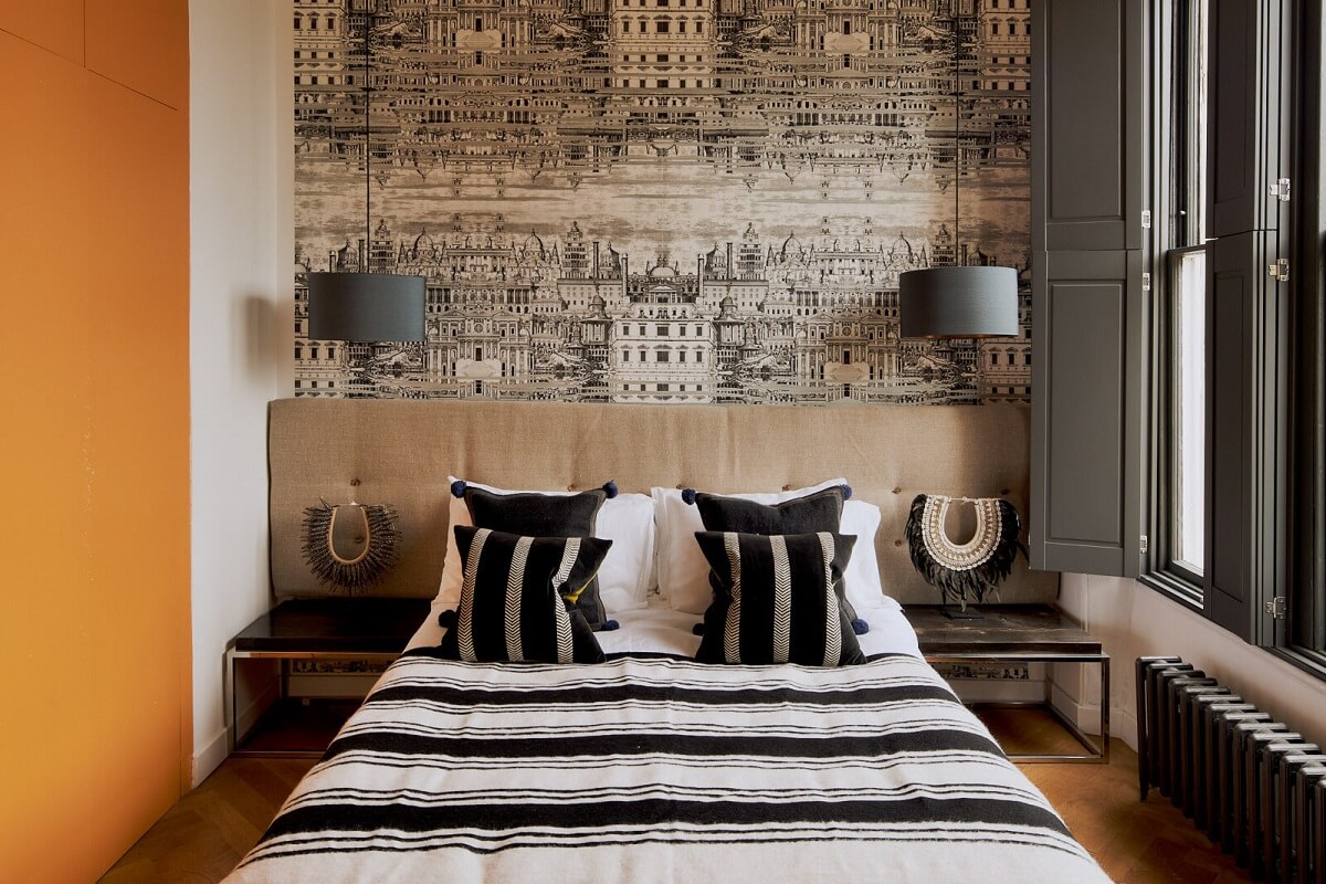 chambre avec papier-peint Fornasetti