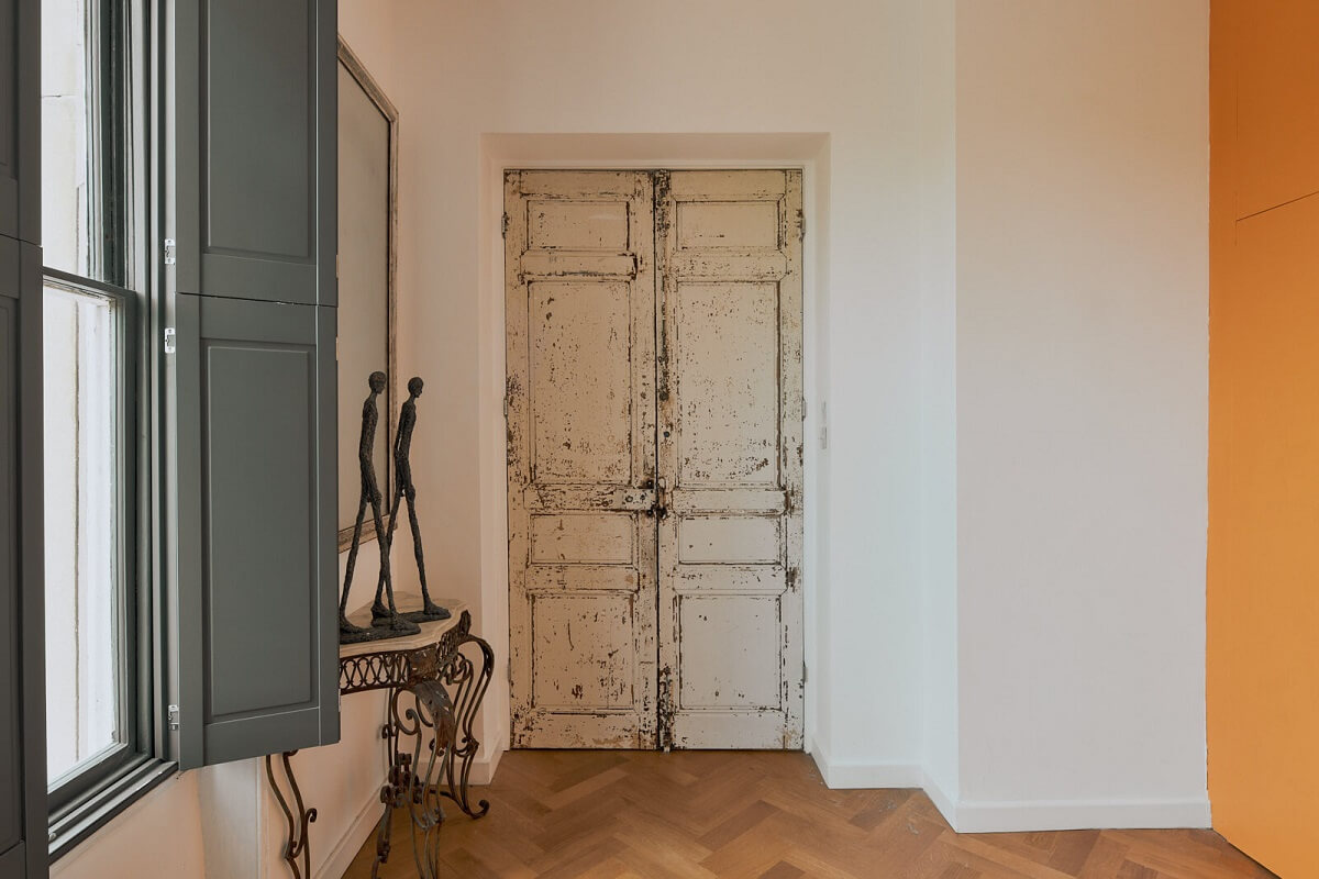 porte ancienne dans appartement ancien rénové