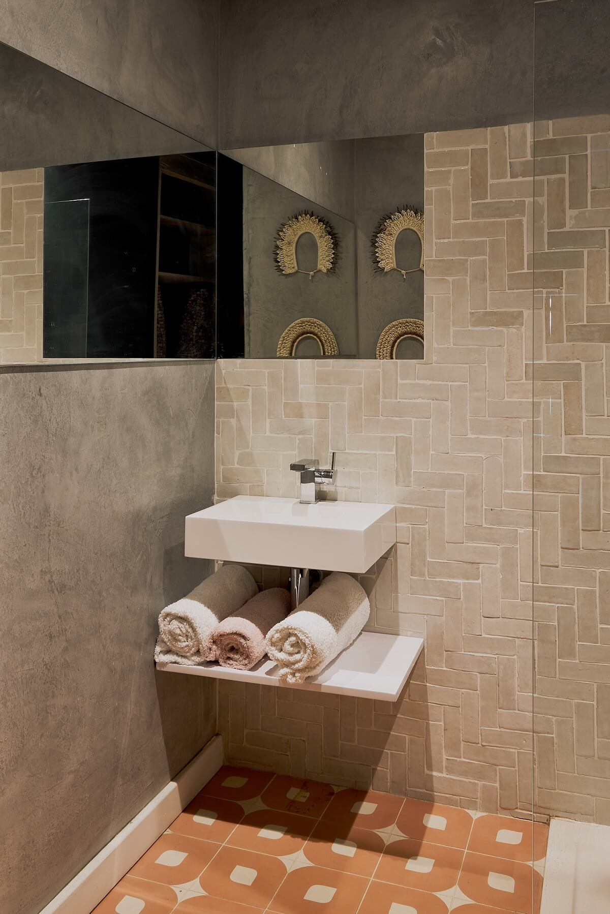 salle de bain moderne dans appartement ancien rénové