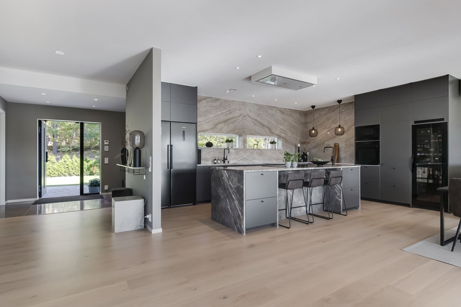 cuisine grise avec îlot marbre décoration design