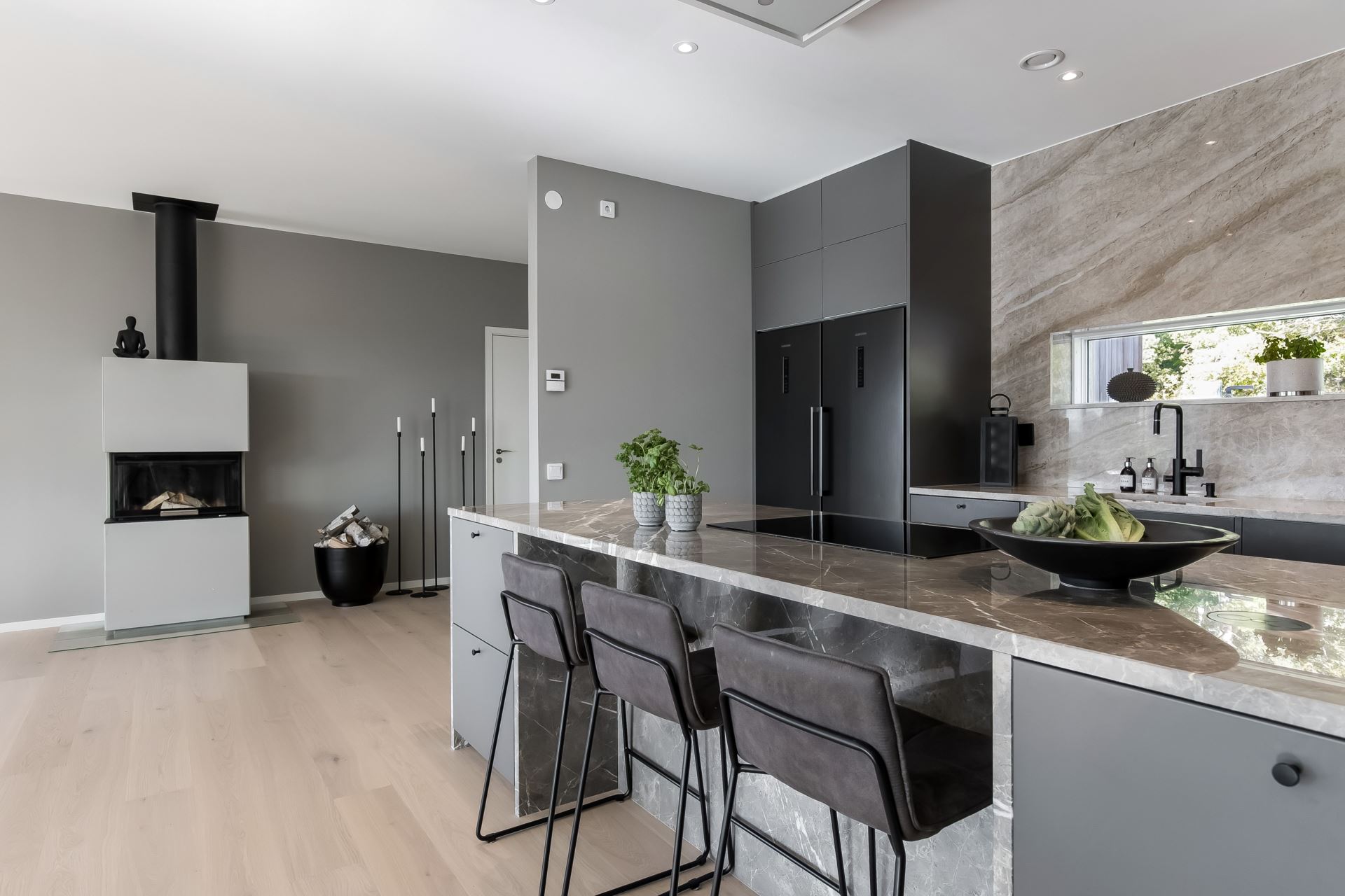 cuisine grise avec îlot marbre décoration design