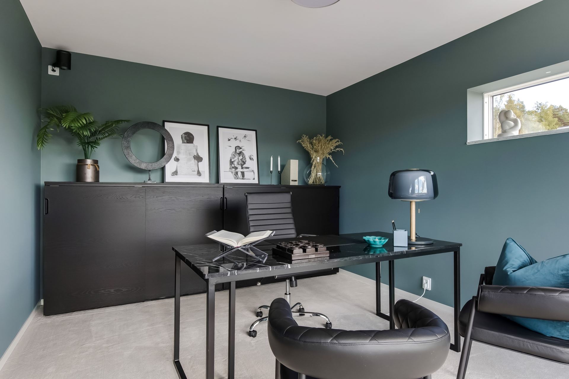 bureau noir murs bleu canard