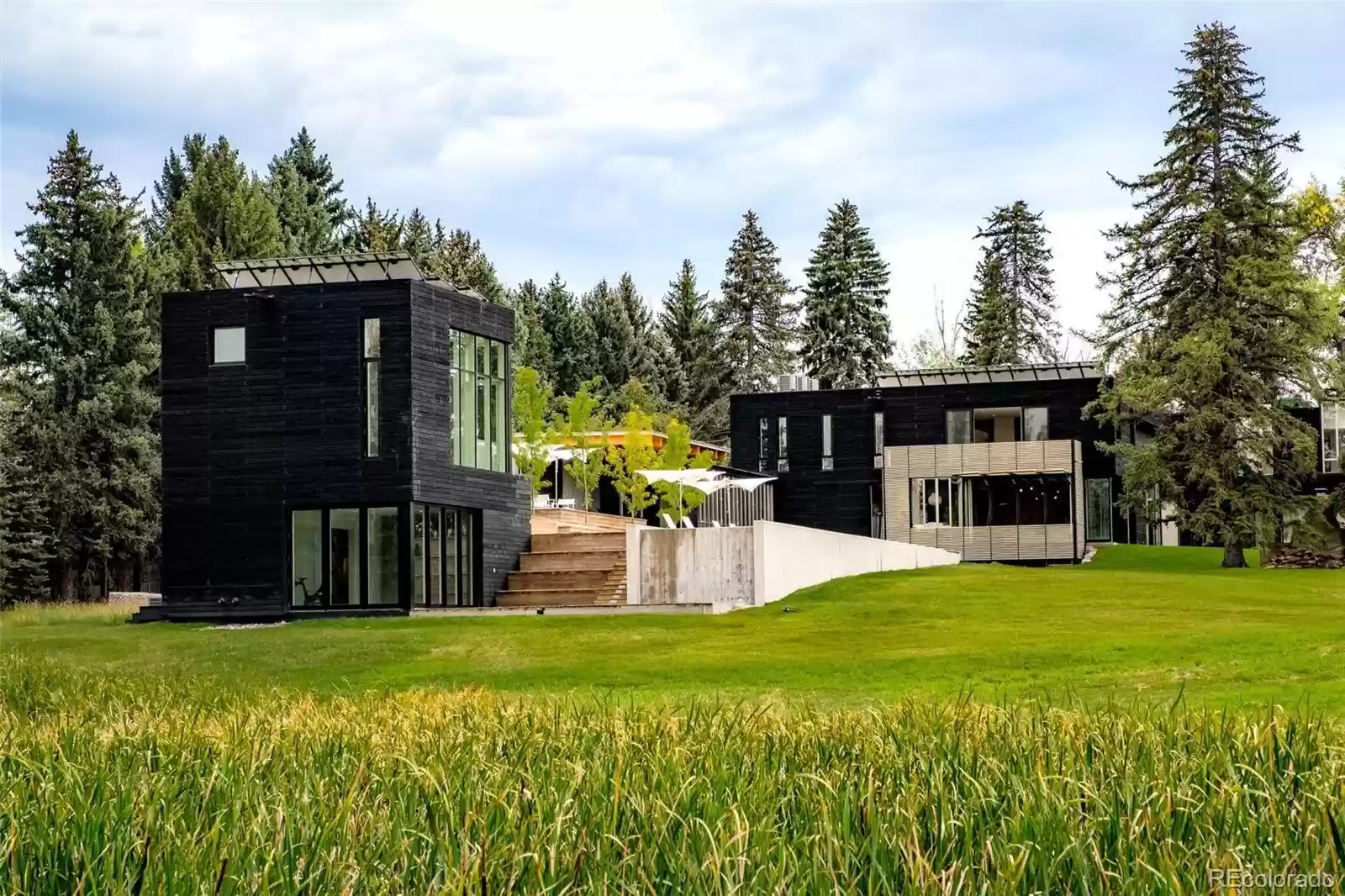 maison d'architecte façade verre et bois noir