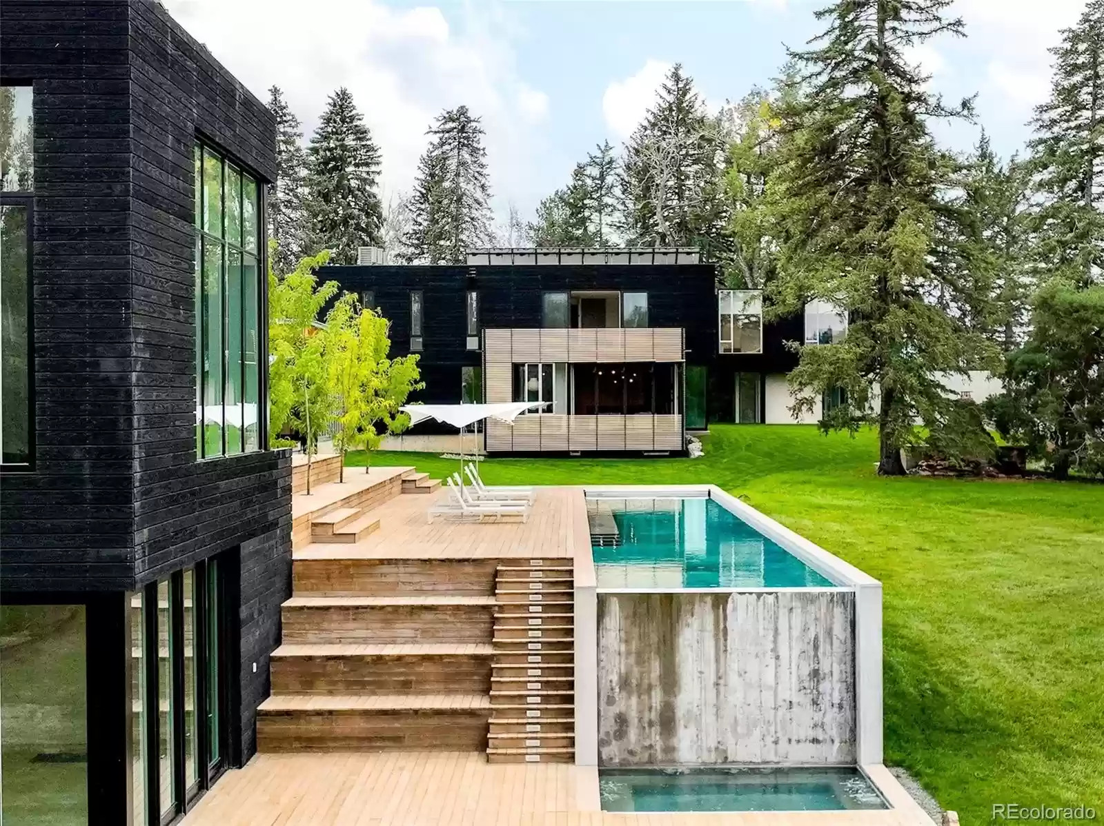 maison d'architecte façade verre et bois noir