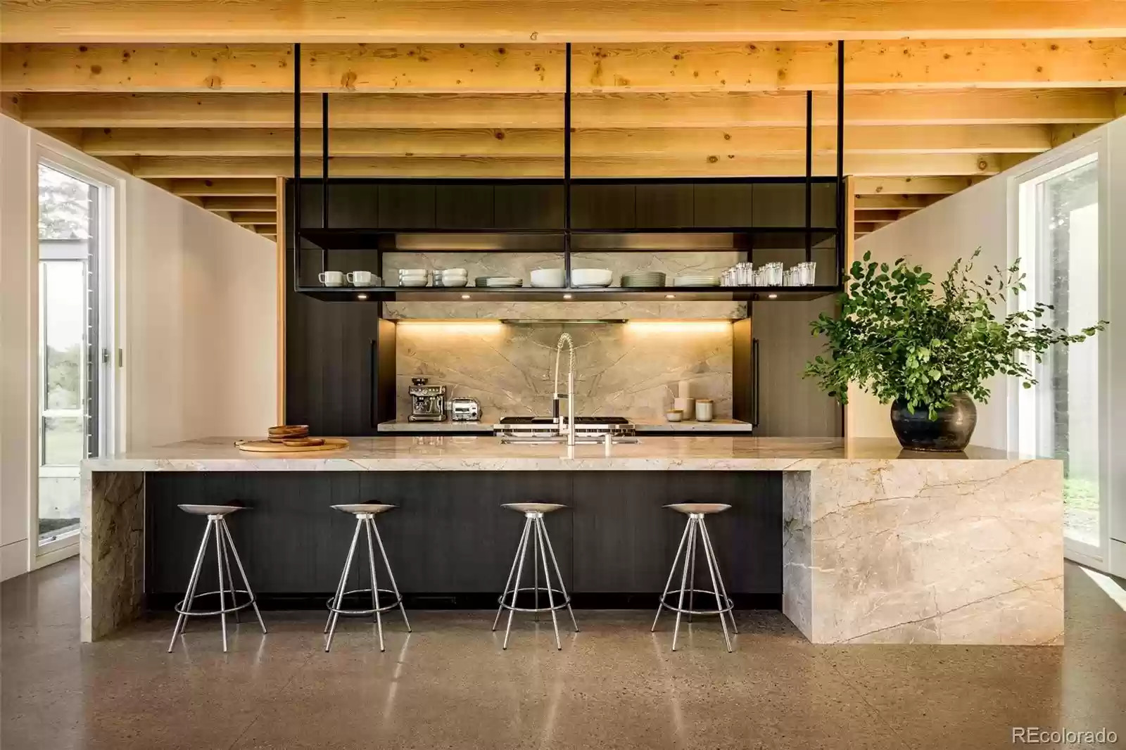cuisine design noir et marbre gris